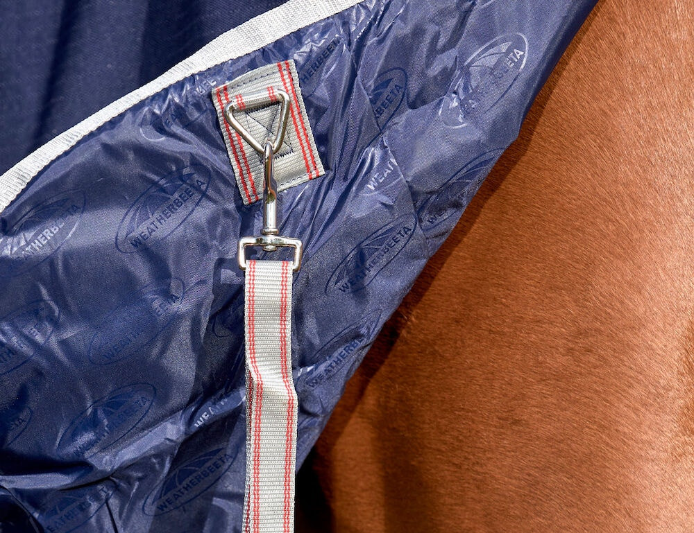Couverture d'extérieur 50g Weatherbeeta ComFiTec Essential Bleu marine / argent / rouge Couverture d'extérieur 50g Weatherbeeta ComFiTec Essential Bleu marine / argent / rouge