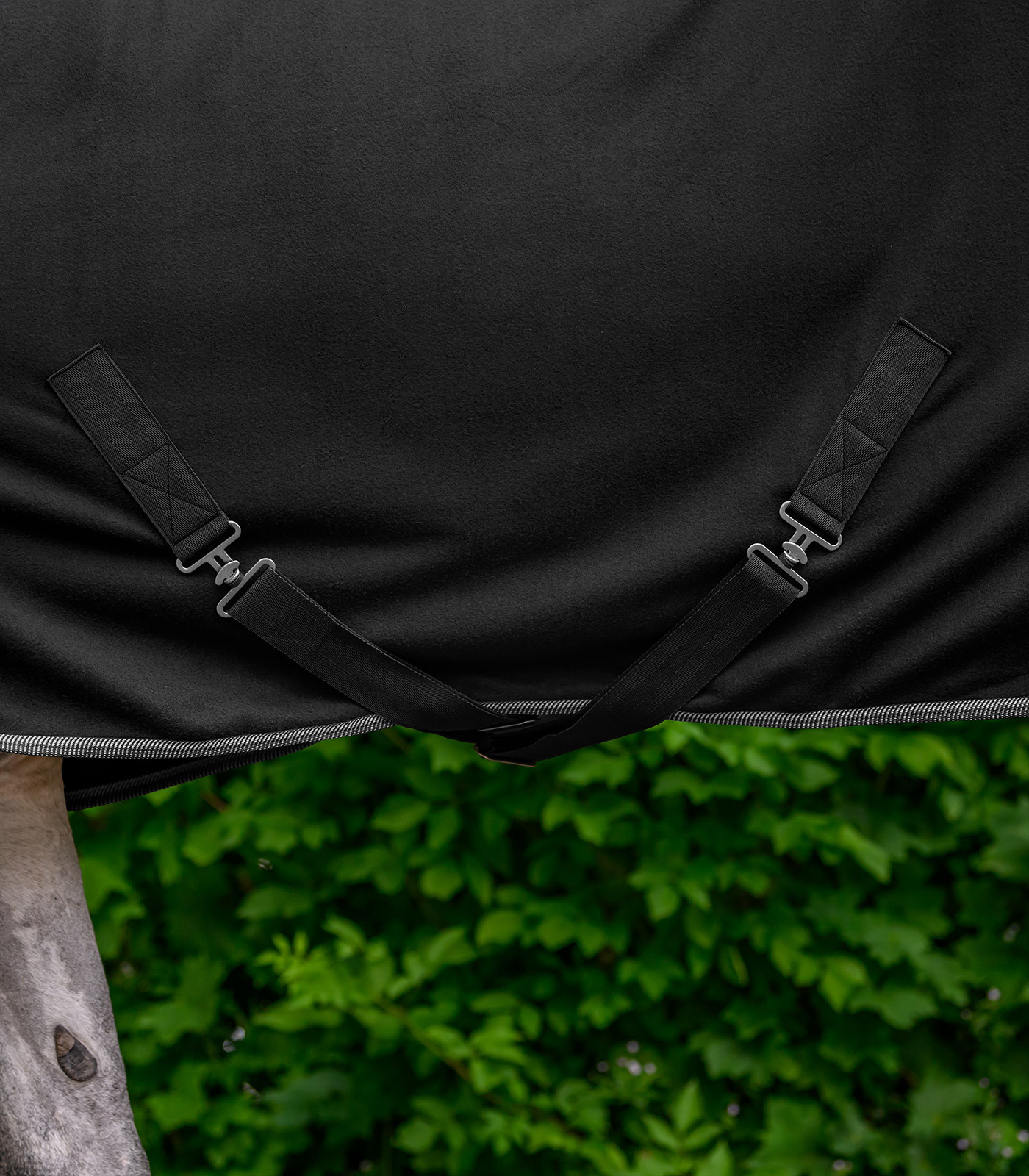 Couverture Economic polaire Waldhausen avec sangles croisées Noir Couverture Economic polaire Waldhausen avec sangles croisées Noir