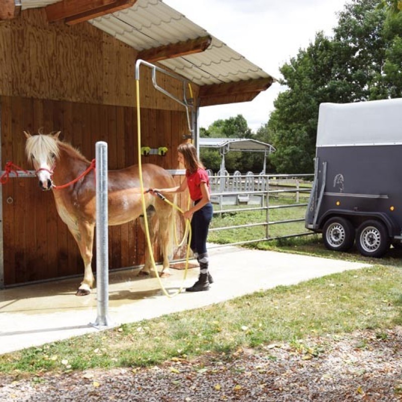 Support de douche mural pivotant La Gée pour chevaux