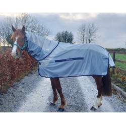 Couverture anti-mouches Bucas Buzz-Off Rain avec couvre-cou Argent / bleu Couverture anti-mouches Bucas Buzz-Off Rain avec couvre-cou Argent / bleu