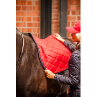 Tapis de selle mixte B Vertigo Amory avec monogramme brodé B Vertigo Rouge rose barberry Tapis de selle mixte B Vertigo Amory avec monogramme brodé B Vertigo Rouge rose barberry