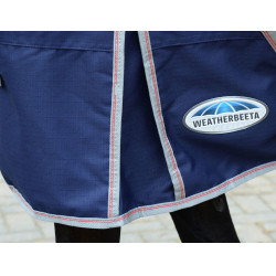 Couverture 220g Weatherbeeta avec Cou ComFiTec Essential Bleu marine / argent / rouge Couverture 220g Weatherbeeta avec Cou ComFiTec Essential Bleu marine / argent / rouge