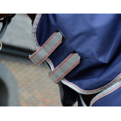 Couverture 220g Weatherbeeta avec Cou ComFiTec Essential Bleu marine / argent / rouge Couverture 220g Weatherbeeta avec Cou ComFiTec Essential Bleu marine / argent / rouge