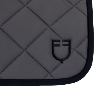 Tapis de selle obstacle en tissu technique avec logo brodé Black Line Edition Equestro Tapis de selle obstacle en tissu technique avec logo brodé Black Line Edition Equestro