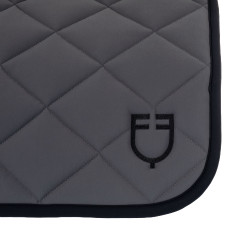 Tapis de selle obstacle en tissu technique avec logo brodé Black Line Edition Equestro Asphalte Gris Tapis de selle obstacle en tissu technique avec logo brodé Black Line Edition Equestro Asphalte Gris