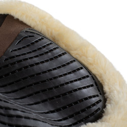 Tapis de saut Numnah avec grip en gel des deux côtés et bordure en mouton complet Acavallo Marron / naturel Tapis de saut Numnah avec grip en gel des deux côtés et bordure en mouton complet Acavallo Marron / naturel