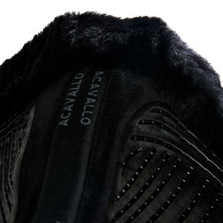 Tapis de saut Numnah avec grip en gel des deux côtés et bordure en mouton complet Acavallo Noir / noir Tapis de saut Numnah avec grip en gel des deux côtés et bordure en mouton complet Acavallo Noir / noir