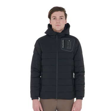 Doudoune en tissu stretch homme avec écusson en silicone Equestro Doudoune en tissu stretch homme avec écusson en silicone Equestro
