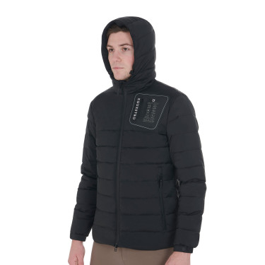 Doudoune en tissu stretch homme avec écusson en silicone Equestro Doudoune en tissu stretch homme avec écusson en silicone Equestro