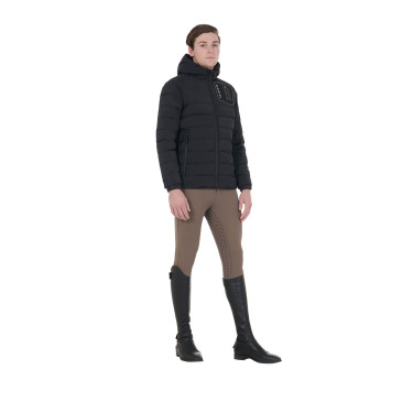 Doudoune en tissu stretch homme avec écusson en silicone Equestro Doudoune en tissu stretch homme avec écusson en silicone Equestro