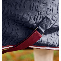 Couverture polaire Horseware en relief Cozy Neck Imprimé HW bleu marine Couverture polaire Horseware en relief Cozy Neck Imprimé HW bleu marine