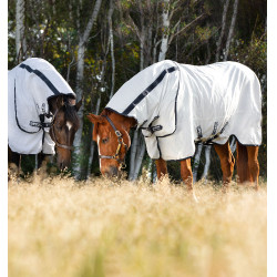 Couverture anti-mouches Rambo Natura Summer 0g avec couvre-cou Horseware Blanc / marine Couverture anti-mouches Rambo Natura Summer 0g avec couvre-cou Horseware Blanc / marine