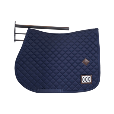 Porte selle en métal avec support pour Tapis de selle Grooming Deluxe by Kentucky Porte selle en métal avec support pour Tapis de selle Grooming Deluxe by Kentucky