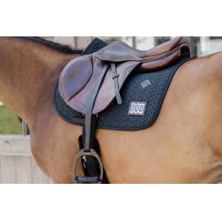 Tapis de selle compétition Fishbone avec 2 numéros Kentucky Jumping Noir Tapis de selle compétition Fishbone avec 2 numéros Kentucky Jumping Noir