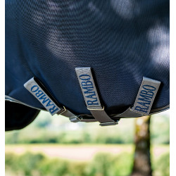 Couverture Horseware Rambo Supreme 1680D Turnout 0g Marine / orage / gris argent Bleu marine Couverture Horseware Rambo Supreme 1680D Turnout 0g Marine / orage / gris argent Bleu marine
