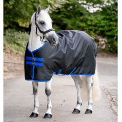 Couverture Horseware Amigo Ripstop 900D Turnout 100g Noir / bleu classique Couverture Horseware Amigo Ripstop 900D Turnout 100g Noir / bleu classique