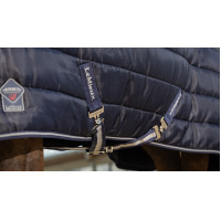 Couverture LeMieux Arika Stable-Tek 100 g Bleu marine Couverture LeMieux Arika Stable-Tek 100 g Bleu marine