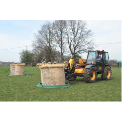 Mise en place du foin dans le ratelier cloche Mise en place du foin dans le ratelier cloche