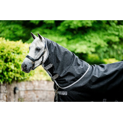 Couverture Horseware Amigo 1200D Turnout Plus 50g Noir / gris titane / argent Couverture Horseware Amigo 1200D Turnout Plus 50g Noir / gris titane / argent