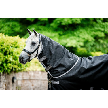 Couverture Horseware Amigo 1200D Turnout Plus 50g Noir / gris titane / argent Couverture Horseware Amigo 1200D Turnout Plus 50g Noir / gris titane / argent