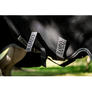 Couverture Horseware Rambo 1680D Turnout 450g VL Noir / orage / gris argent Couverture Horseware Rambo 1680D Turnout 450g VL Noir / orage / gris argent
