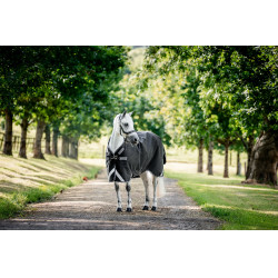 Couverture Horseware Rambo 1680D Turnout 450g VL Noir / orage / gris argent Couverture Horseware Rambo 1680D Turnout 450g VL Noir / orage / gris argent