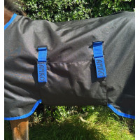 Couverture Horseware Amigo Ripstop 900D Petite Turnout 200g Noir / bleu classique Couverture Horseware Amigo Ripstop 900D Petite Turnout 200g Noir / bleu classique