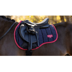 Tapis de selle mixte LeMieux Loire Classic GP Square Marine / cranberry Bleu marine Tapis de selle mixte LeMieux Loire Classic GP Square Marine / cranberry Bleu marine