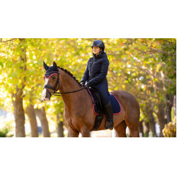 Tapis LeMieux Suede Dressage Square Marine / cranberry Bleu marine Tapis LeMieux Suede Dressage Square Marine / cranberry Bleu marine