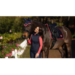 Tapis LeMieux Loire Classic Dressage Square Marine / cranberry Bleu marine Tapis LeMieux Loire Classic Dressage Square Marine / cranberry Bleu marine