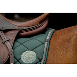 Tapis de selle Equithème Badge 2.0 Vert foncé Tapis de selle Equithème Badge 2.0 Vert foncé