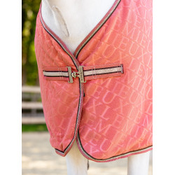 Couverture Polaire Monogramme Arika LeMieux Cranberry Rose Couverture Polaire Monogramme Arika LeMieux Cranberry Rose