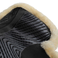 Tapis de saut Numnah avec grip en gel des deux côtés et bordure en mouton complet Acavallo Noir / naturel