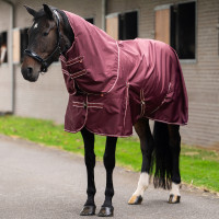 Couverture de paddock Imperial Riding Basic avec couvre-cou amovible Fleece Rouge profond Couverture de paddock Imperial Riding Basic avec couvre-cou amovible Fleece Rouge profond