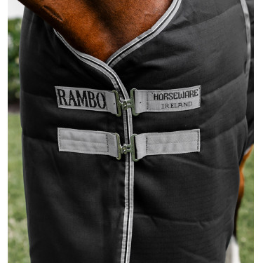 Couverture de box Horseware Rambo 100g Noir / orage / gris argent Couverture de box Horseware Rambo 100g Noir / orage / gris argent