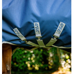 Couverture Horseware Amigo 1200D FieldSafe Plus Turnout 100g Marine / gris titane / argent Bleu marine Couverture Horseware Amigo 1200D FieldSafe Plus Turnout 100g Marine / gris titane / argent Bleu marine