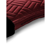 Tapis de dressage Equestrian Stockholm faux mouton Crystal Bordeaux