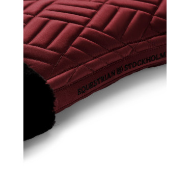 Tapis de selle Equestrian Stockholm Jumping faux mouton Crystal Bordeaux