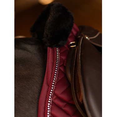 Tapis de selle Equestrian Stockholm Jumping faux mouton Crystal Bordeaux