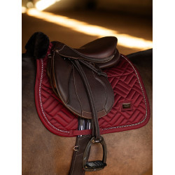 Tapis de selle Equestrian Stockholm Jumping faux mouton Crystal Bordeaux