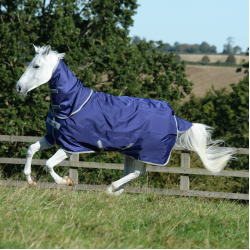 Couverture Bucas Atlantic Exclusive 150g et couvre cou Marine / bleu Couverture Bucas Atlantic Exclusive 150g et couvre cou Marine / bleu