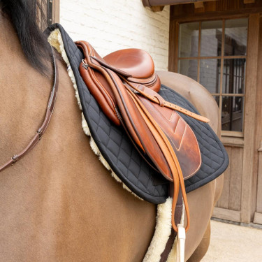 Tapis de selle en mouton Skin Friendly Diamond Jumping Kentucky Noir Tapis de selle en mouton Skin Friendly Diamond Jumping Kentucky Noir