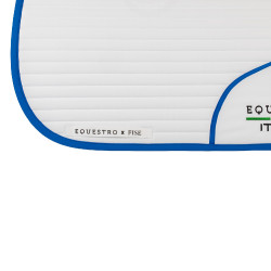 Tapis de dressage Equestro x FISE avec logo brodé Blanc / bleu de savoie Tapis de dressage Equestro x FISE avec logo brodé Blanc / bleu de savoie