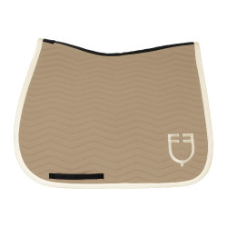 Tapis de dressage Equestro matelassé Wave en tissu technique Oxford tan / blanc antique Tapis de dressage Equestro matelassé Wave en tissu technique Oxford tan / blanc antique
