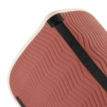 Tapis de dressage Equestro matelassé Wave en tissu technique Redwood / blanc antique Rouge