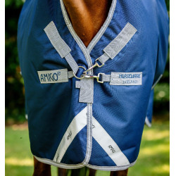 Couverture Horseware High Neck Amigo® Bravo 12 Original 250g 1200D Marine / gris titanium / argent Bleu marine Couverture Horseware High Neck Amigo® Bravo 12 Original 250g 1200D Marine / gris titanium / argent Bleu marine
