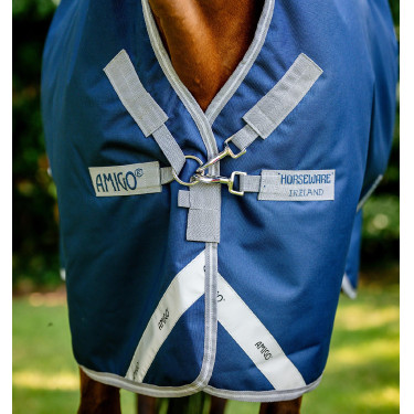 Couverture Horseware High Neck Amigo® Bravo 12 Original 250g 1200D Marine / gris titanium / argent Bleu marine Couverture Horseware High Neck Amigo® Bravo 12 Original 250g 1200D Marine / gris titanium / argent Bleu marine
