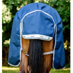 Couverture Horseware High Neck Amigo® Bravo 12 Original 250g 1200D Marine / gris titanium / argent Bleu marine Couverture Horseware High Neck Amigo® Bravo 12 Original 250g 1200D Marine / gris titanium / argent Bleu marine