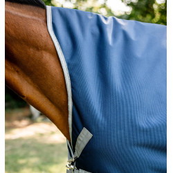 Couverture Horseware High Neck Amigo® Bravo 12 Original 250g 1200D Marine / gris titanium / argent Bleu marine Couverture Horseware High Neck Amigo® Bravo 12 Original 250g 1200D Marine / gris titanium / argent Bleu marine