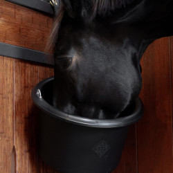 Seau d'équitation robuste et élégant pour écurie Seau d'équitation robuste et élégant pour écurie